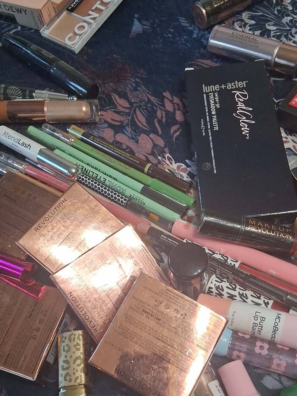 UNLISTED make up items - Picture 1 of 1